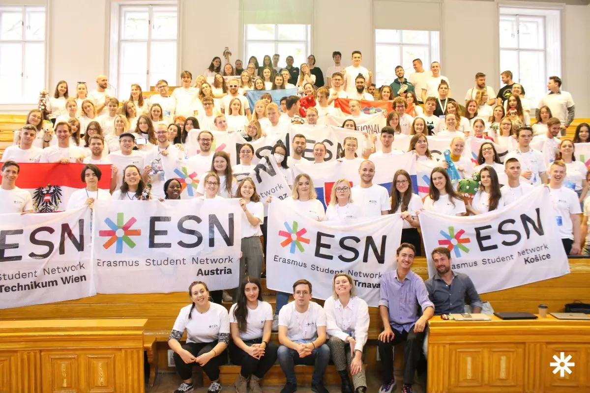 Studenci na uli z flagami ESN